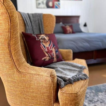 Private Bright Modern Studio! Queen Bed ! Victoria Extérieur photo