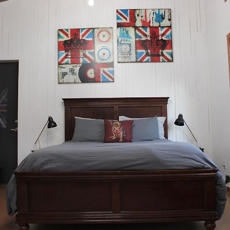 Private Bright Modern Studio! Queen Bed ! Victoria Extérieur photo