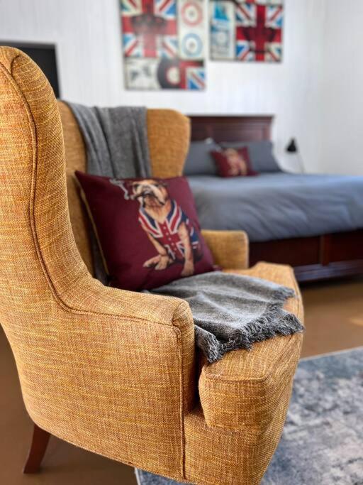 Private Bright Modern Studio! Queen Bed ! Victoria Extérieur photo