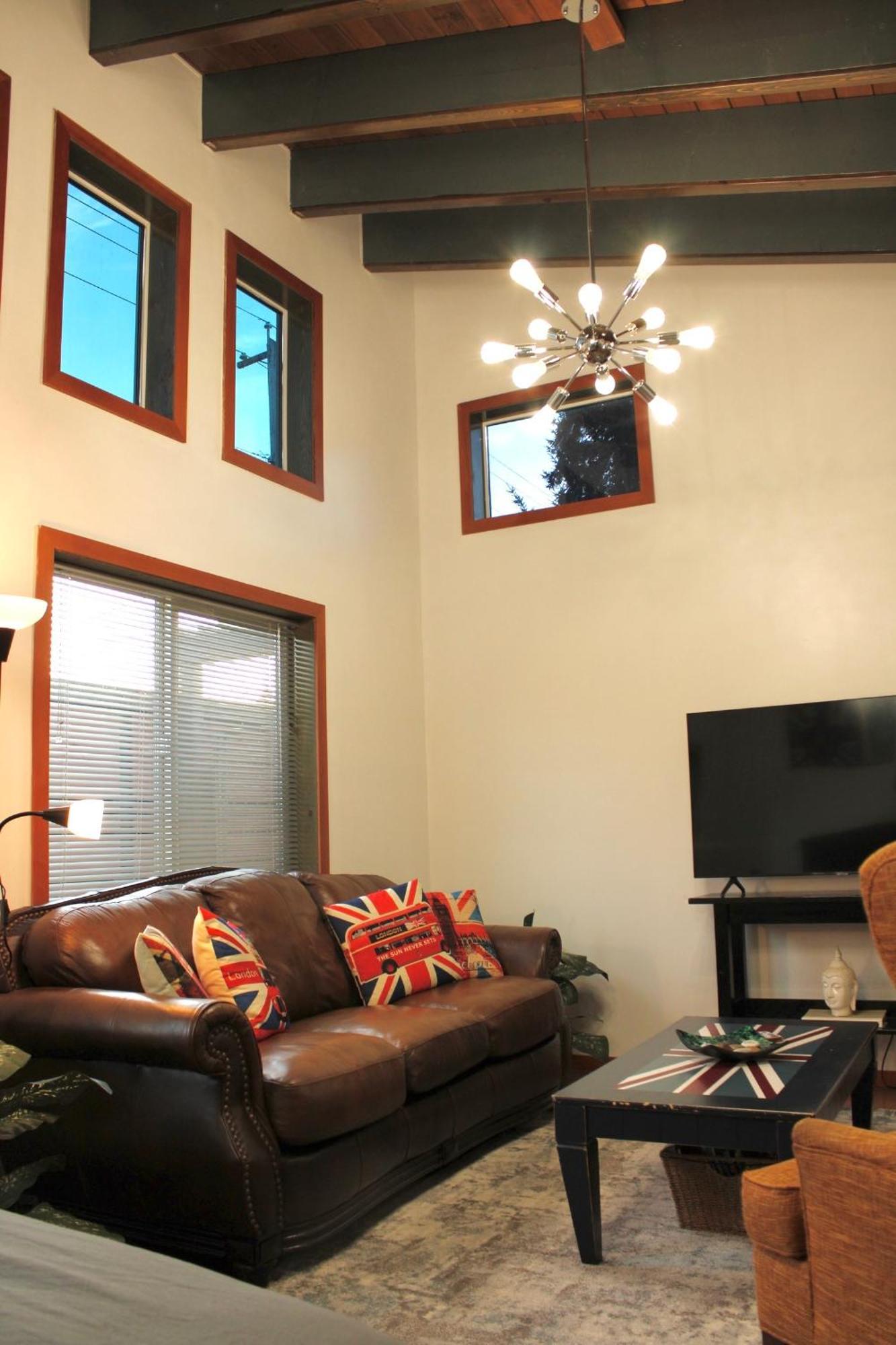 Private Bright Modern Studio! Queen Bed ! Victoria Extérieur photo