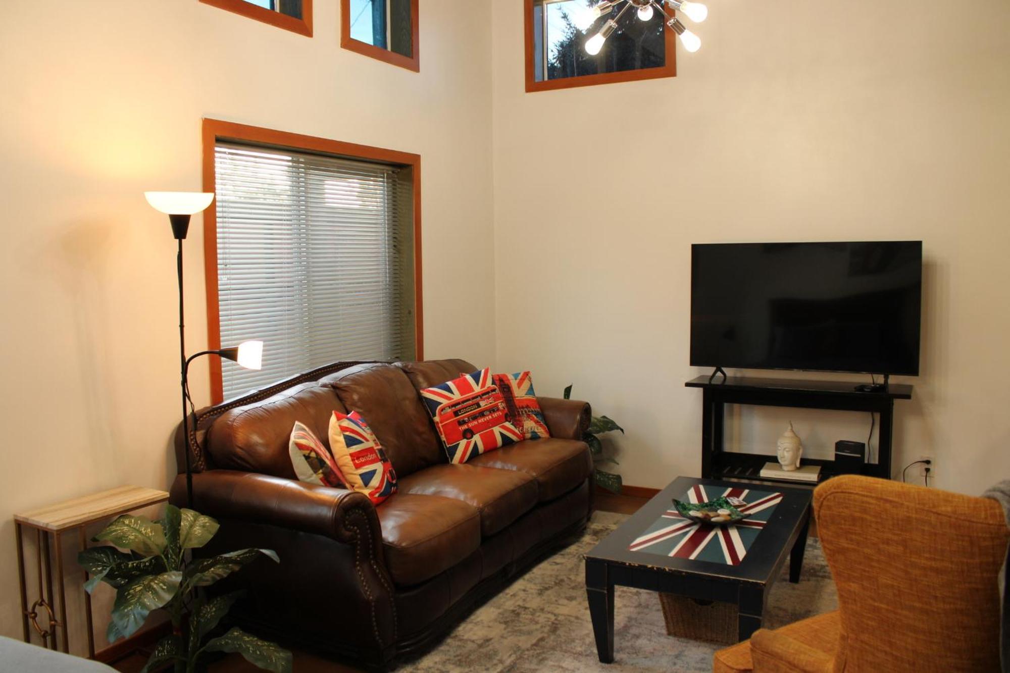 Private Bright Modern Studio! Queen Bed ! Victoria Extérieur photo