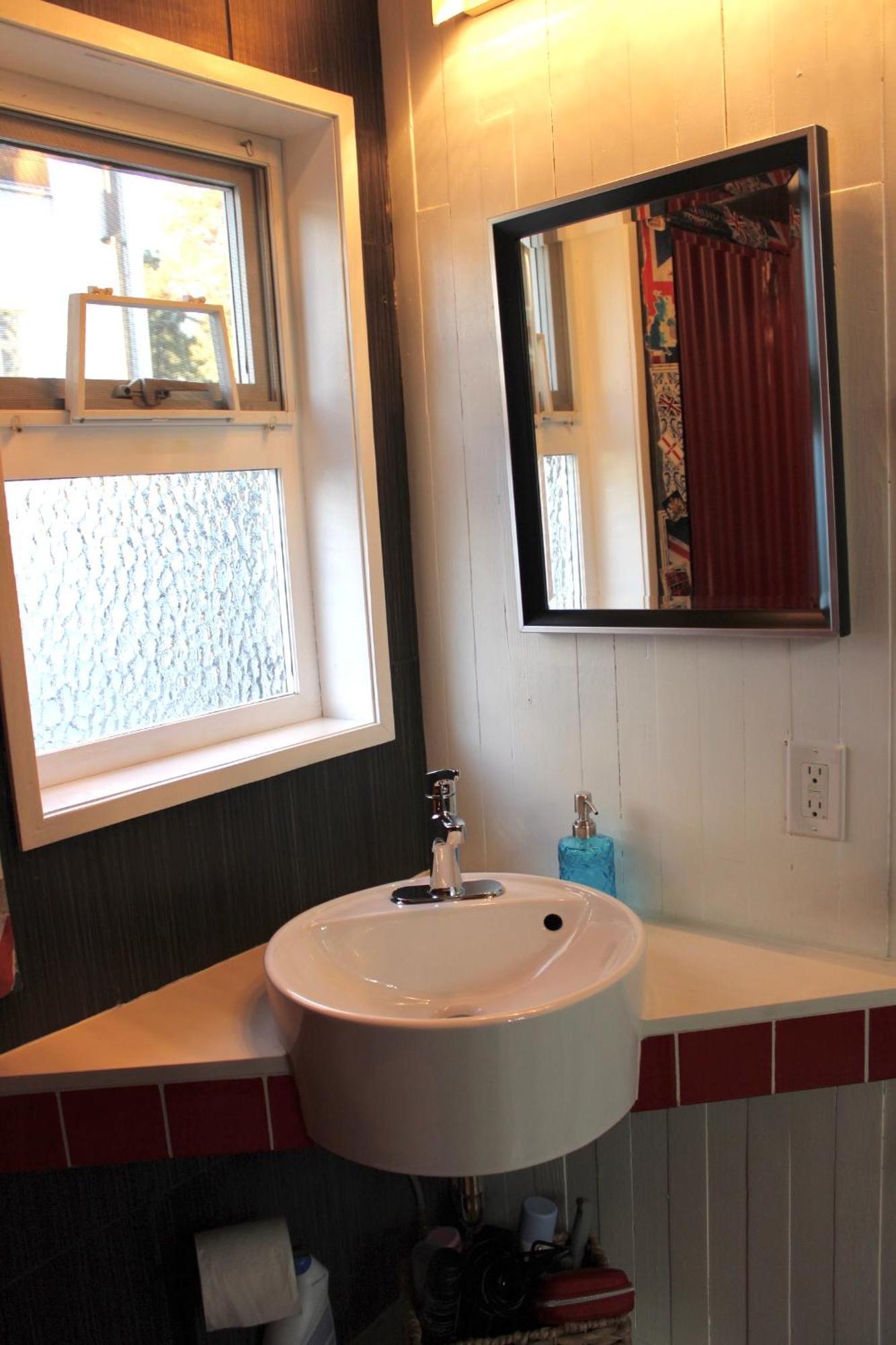 Private Bright Modern Studio! Queen Bed ! Victoria Extérieur photo