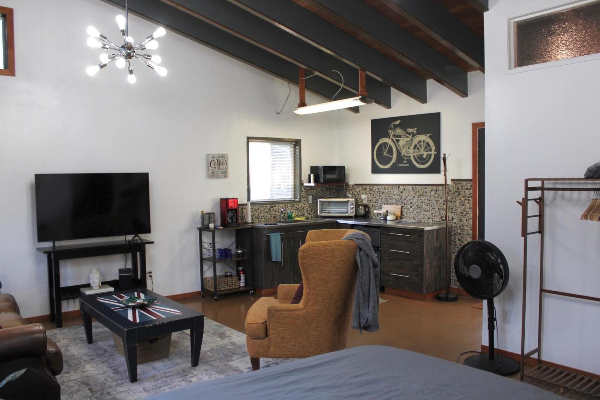 Private Bright Modern Studio! Queen Bed ! Victoria Extérieur photo