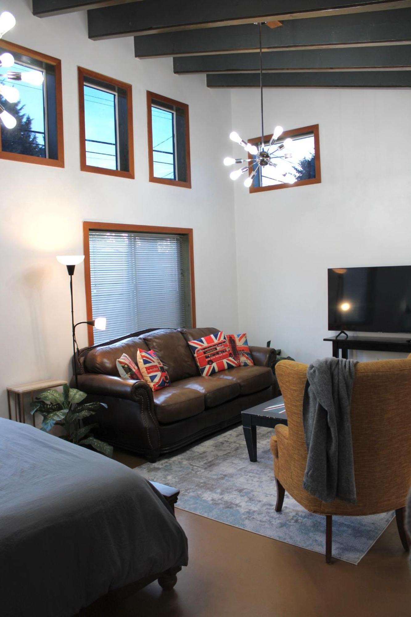 Private Bright Modern Studio! Queen Bed ! Victoria Extérieur photo