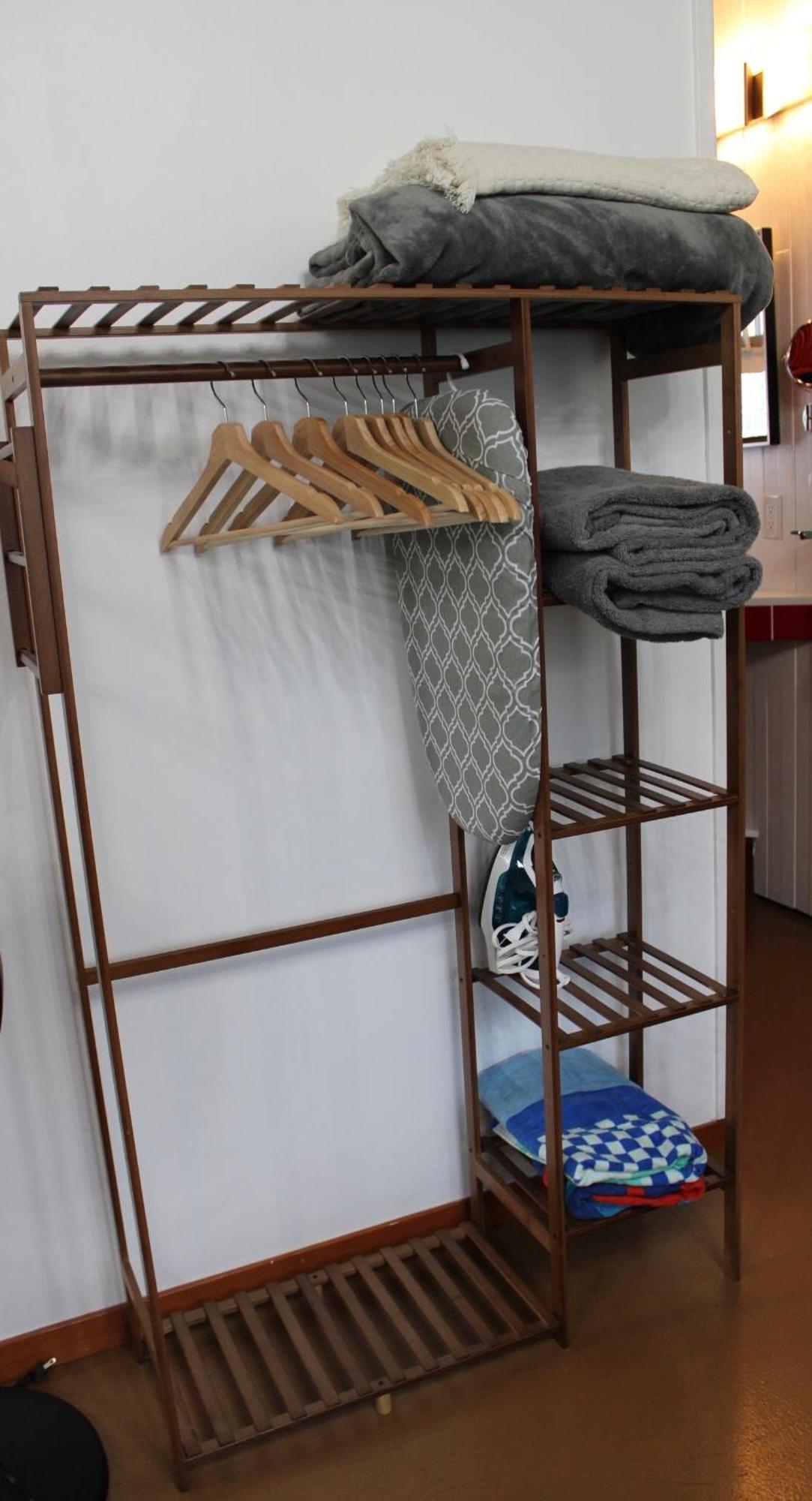 Private Bright Modern Studio! Queen Bed ! Victoria Extérieur photo